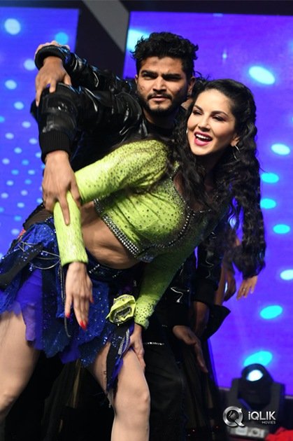 Sunny-Leone-at-Rogue-Movie-Audio-Launch